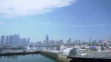 蓝天白云大海港湾船舶视频的预览图
